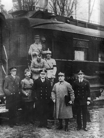 Ferdinand Foch, segundo por la derecha, posa frente al vagón en Compiègne tras la firma del armisticio. Ese mismo vagón de tren fue el lugar elegido por Adolf Hitler para la simbólica firma de la rendición francesa en junio de 1940.